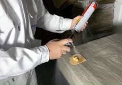 Spritzdüsenöffnung mit etwas Soudal Schaumpistolen-Reiniger besprühen.