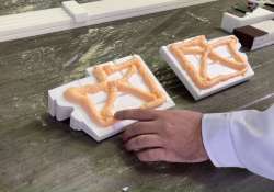 Ausbildung einer feinen Haut auf der Kleberoberfläche prüfen