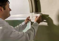 Die Kombi-Eckelemente ankleben.