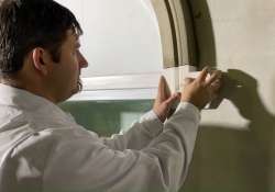 Beim Ankleben 5-8 mm breite Stoßfugen lassen.