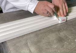 Am gewünschten Schnittpunkt die Markierschablone auf Profilleiste auflegen.