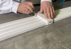 Die Schnittlinie mithilfe der Markierschablone auf der Zierleiste anzeichnen.