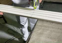 Trennschleifer mit Diamanttrennscheibe zum Schneiden der beschichteten Oberfläche