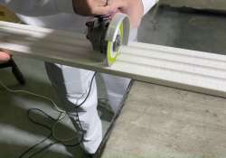 Die Zierleiste entlang der Markierung auf Maß schneiden.