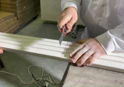 Den Styroporkern mit einem Cuttermesser durchtrennen.