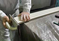 Die Schnittenden der Profilleiste glattschmirgeln.