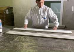 Die auf Maß geschnittenen Leisten zurechtlegen.