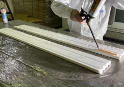 Soudal PU-Kleber strangförmig auf Rückseite der Zierleisten auftragen.