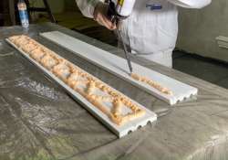 Soudal PU-Kleber in der Leistenmitte wellenförmig auftragen.