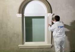 Die Zierleiste an der Fensterfasche ankleben.