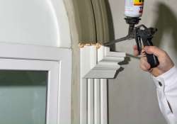 Die Stoßfugen mit Schaumkleber auffüllen.