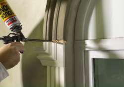 Die Stoßfugen gleichmäßig mit Soudal PU-Schaumkleber auffüllen.