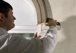 Den aus den Stoßfugen herausgequollenen PU-Kleber entfernen.