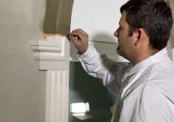 Den herausgequollenen Schaumkleber mit einem Cuttermesser abschneiden.