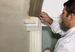 Eine 2-3 mm tiefe Rille mit Sandpapier in die Stoßfuge schmirgeln.