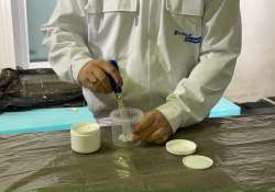 Etwas Beschichtungsmasse in ein kleines Gefäß geben.