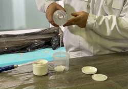 Ein wenig Wasser zur Beschichtungsmasse gießen.