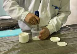 Die Beschichtungsmasse mit dem Wasser verrühren.