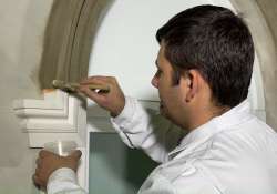 Die verdünnte Beschichtungsmasse mit einem Pinsel auftragen.