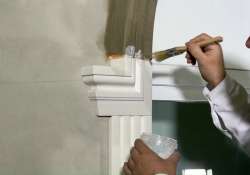 Die verdünnte Beschichtungsmasse in den Stoßfugen auftragen.