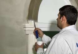 Die Unverdünnte Beschichtungsmasse in die Stoßfugen füllen.