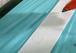 Heißkleber auf biegare XPS-Platte auftragen