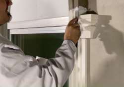 Die überschüssige Beschichtungsmasse mit dem Spachtel entfernen.