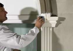 Die noch feuchte, überschüssige Beschichtungsmasse mit einem Schwamm entfernen.