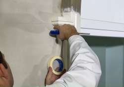 Die Ränder der Zierleisten und Kombi-Eckelemente abkleben.