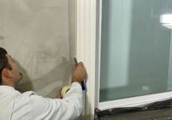 Das Kreppband zum Schutz der Stuckprofile sorgfältig aufkleben.