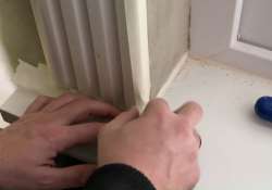 Das Kreppband zum Schutz auch auf die Fensterbank kleben.