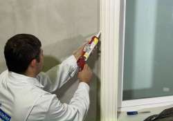 Den Übergang zwischen Zierleiste und Fassade abdichten.