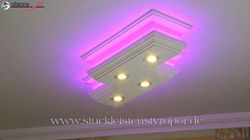 Violettes Deckenlicht als indirekte Beleuchtung mit RGB LED Strip