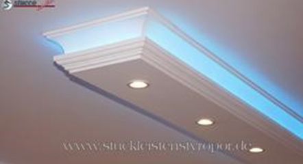 Deckenbeleuchtung mit LED Spots und Stuckleisten Deckenbeleuchtung mit LED Spots und Stuckleisten