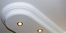 LED Deckenbeleuchtung mit U-förmiger Stuckleiste und rundem Endstück