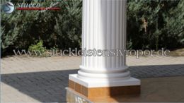 Griechische Säule mit dorischem Säulenfuss und gefliestem Sockel