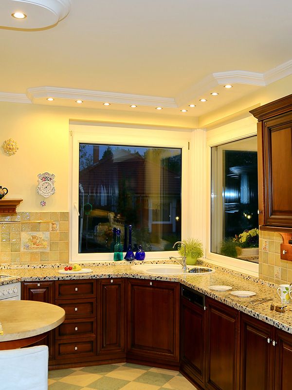 Beleuchtung der Arbeitsfläche in der Küche mit im Stuckprofil eingebauten LED Spots