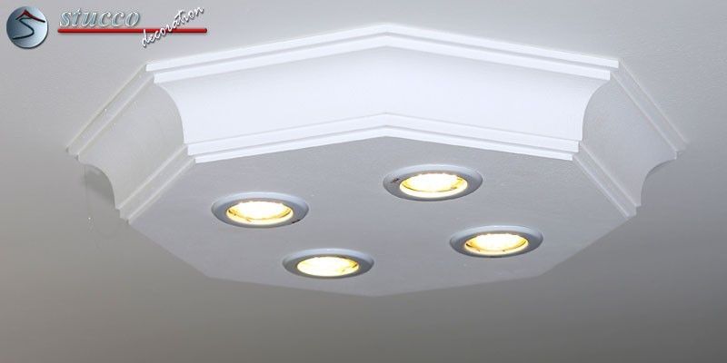 Achteckige Deckenleuchte mit LED Spots und weißen Einbaurahmen