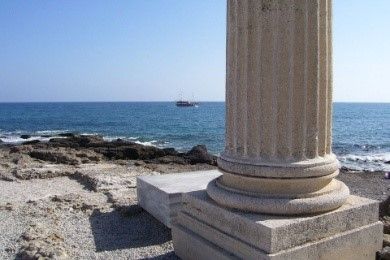 Antike Säule und dorischer Säulenfuß