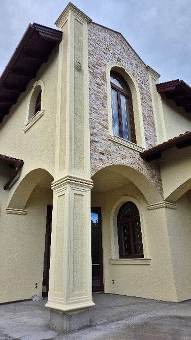Stuckfassade mit natürlichen Erdtönen