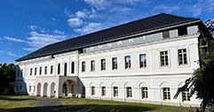 Fassade mit Stuckgesimsen Fassade mit Stuckgesimsen