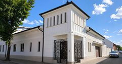 Neubau mit Gesimsprofilen Neubau mit Gesimsprofilen