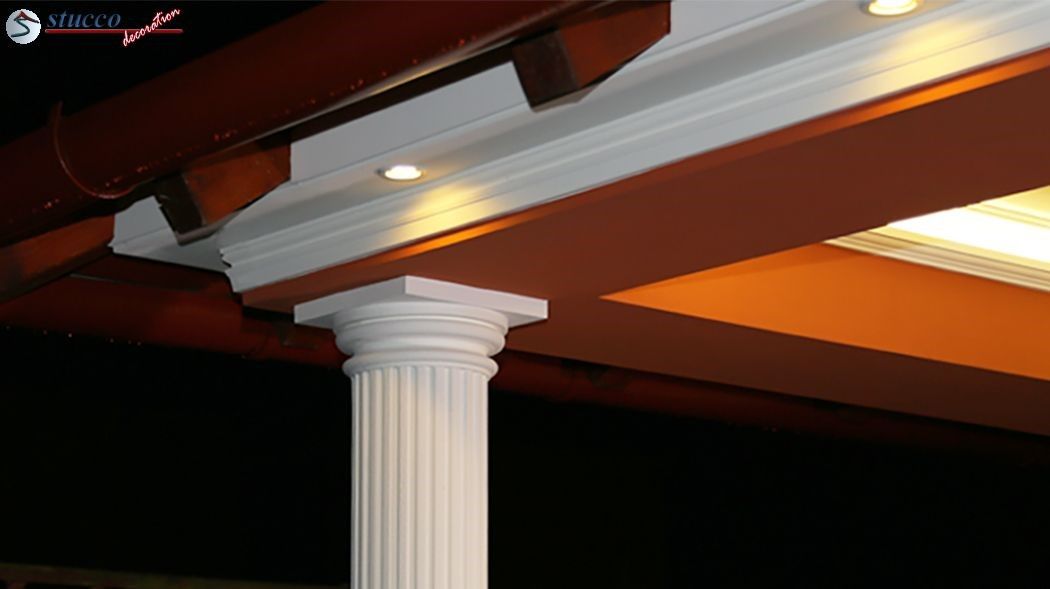 Fassadenstuck mit LED Beleuchtung und dorischer Säule