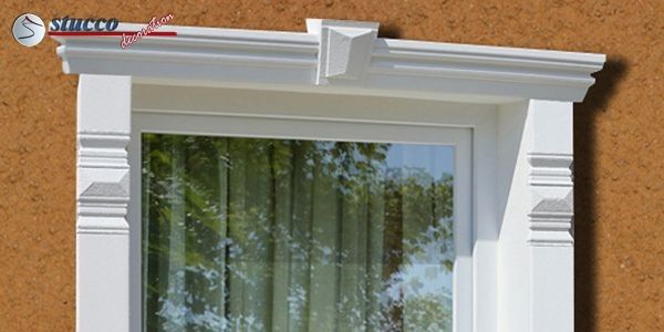 Fenster mit verzierten Faschen – Styroporleiste Hannover 123, Stuckornament Avitus DT-3 und 2 Stucksteinen Marcus 100-K2