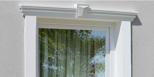 Fensterfaschen mit unverziertem Fassadenprofil
