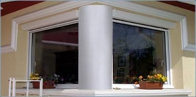 Fensterstuck mit Gurtgesims Zierleiste Singapore 109 und glatter Säulenverkleidung