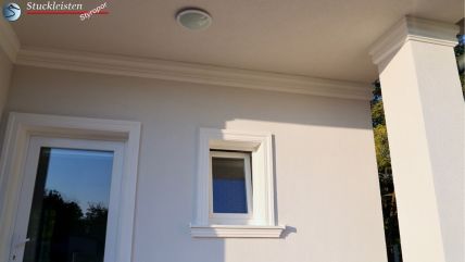 Gurtgesims und Fensterstuck mit Fassadenprofilen