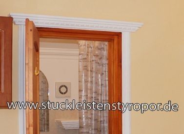 Holztür mit edler Türumrandung aus beschichteten Styropor Fassadenprofilen