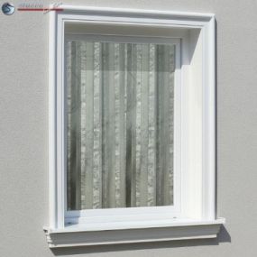 Fensterumrandung mit Rahmenprofilleiste und Fensterbankzierleiste
