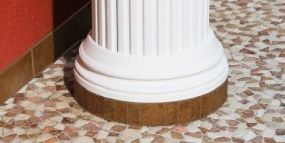 Säulenverkleidung mit klassischer Säulenbasis